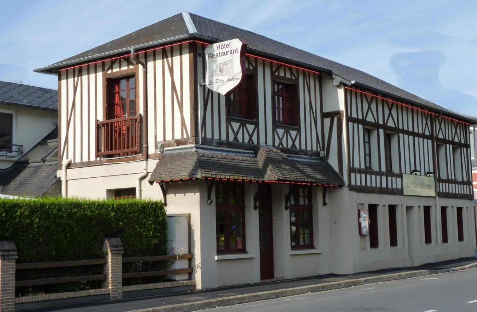 Hôtel-Restaurant La P'tite Auberge Lillebonne Extérieur photo